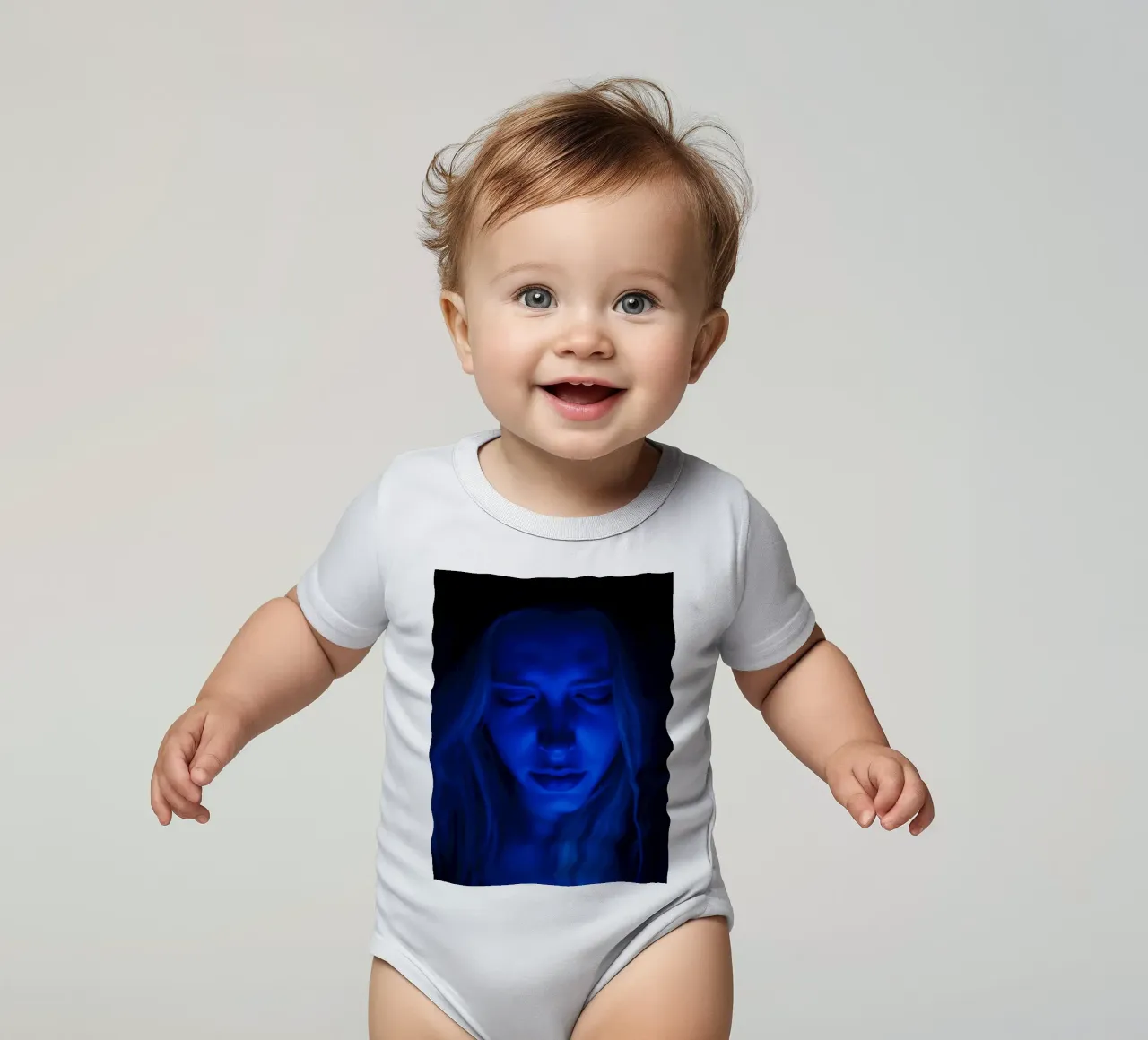 Donna con luce blu incandescente in introspezione in una stanza buia body neonato maniche corte da DesignDoodle
