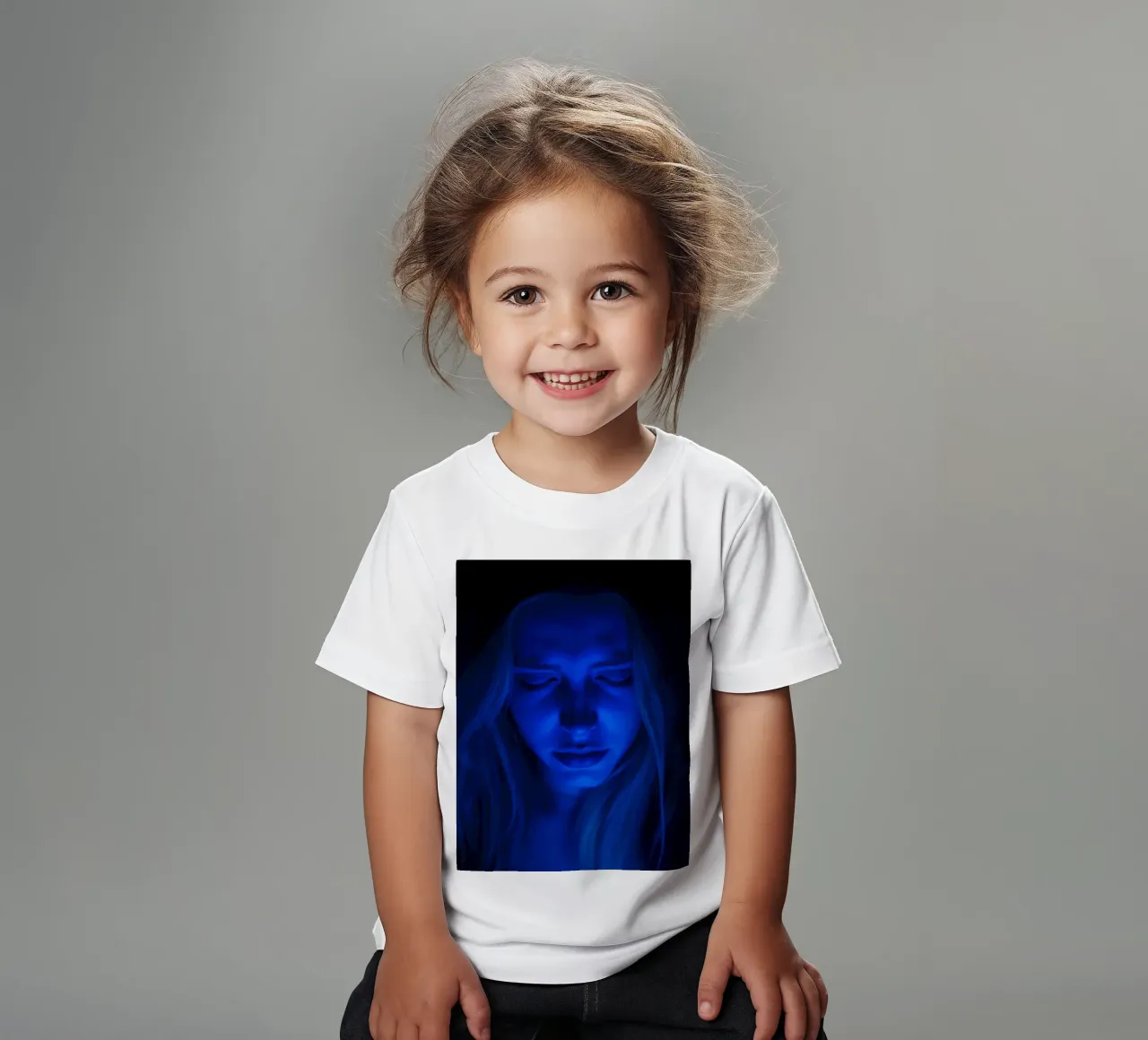 Donna con luce blu incandescente in introspezione in una stanza buia t-shirt bambini da DesignDoodle