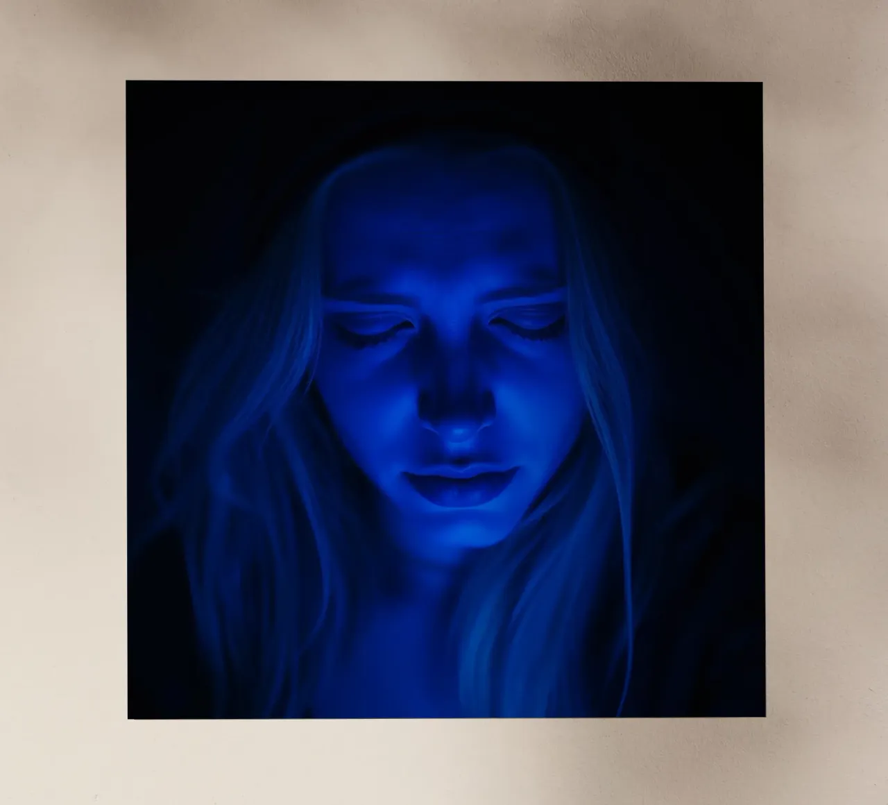 Donna con luce blu incandescente in introspezione in una stanza buia pellicola backlit da DesignDoodle