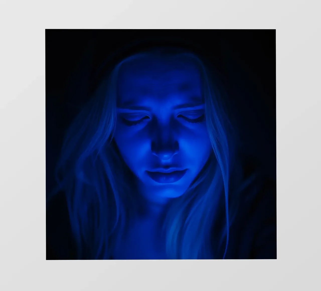 Donna con luce blu incandescente in introspezione in una stanza buia pellicola backlit da DesignDoodle