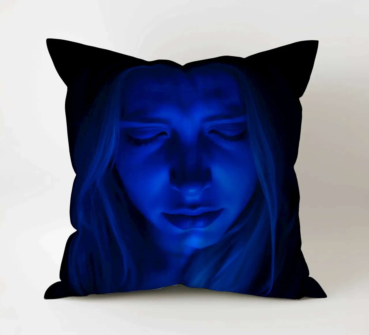 Donna con luce blu incandescente in introspezione in una stanza buia cuscino da DesignDoodle