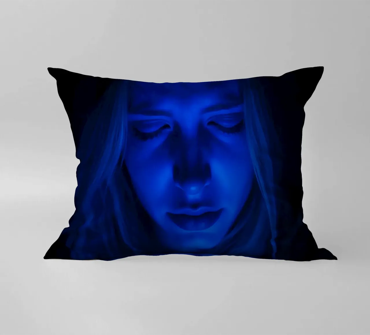 Donna con luce blu incandescente in introspezione in una stanza buia cuscino da DesignDoodle