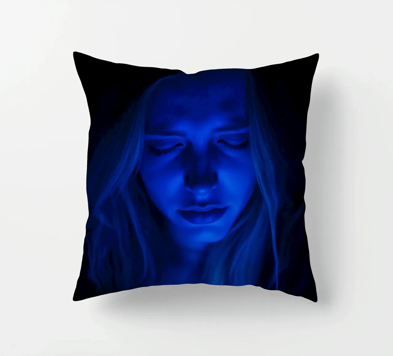 Donna con luce blu incandescente in introspezione in una stanza buia cuscino da DesignDoodle