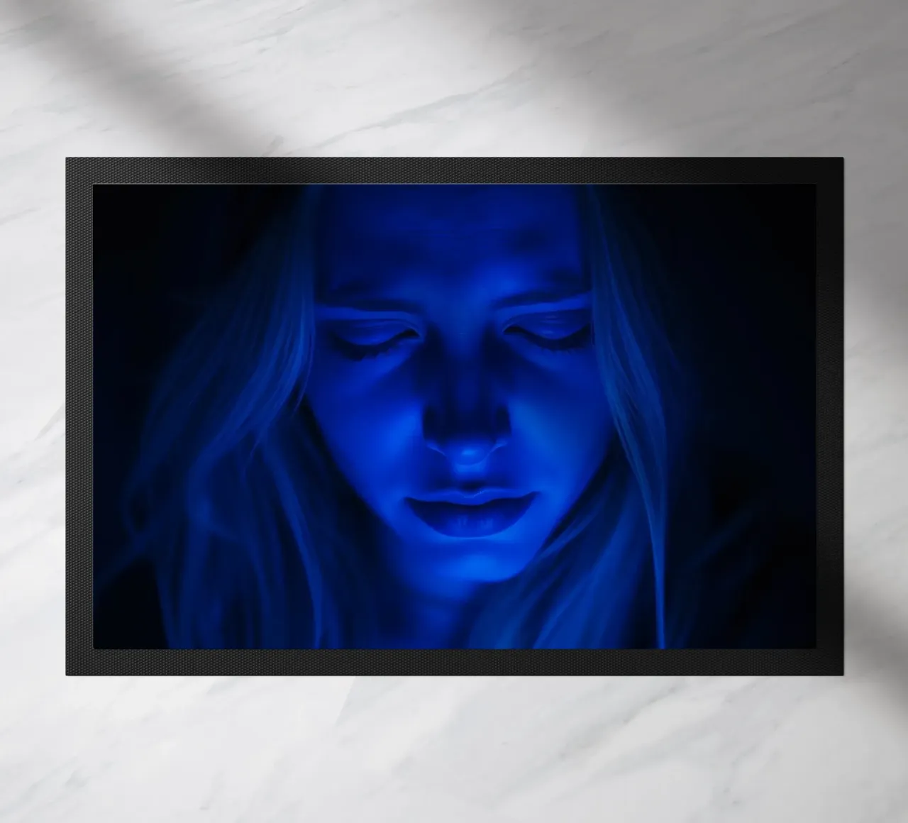 Donna con luce blu incandescente in introspezione in una stanza buia zerbino da DesignDoodle