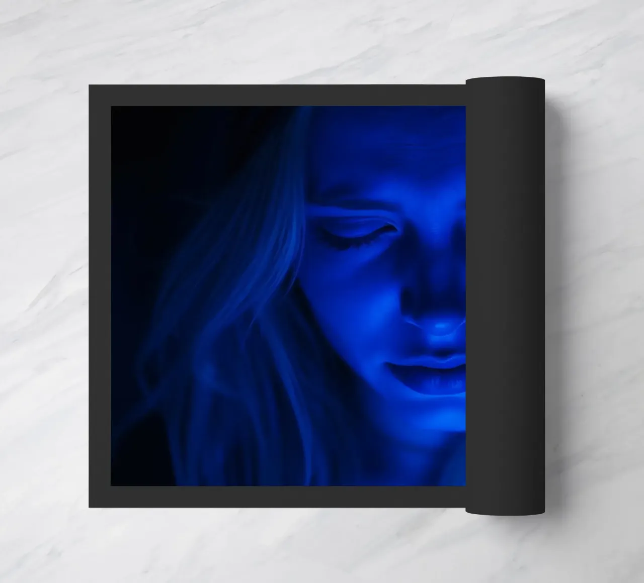 Donna con luce blu incandescente in introspezione in una stanza buia zerbino da DesignDoodle