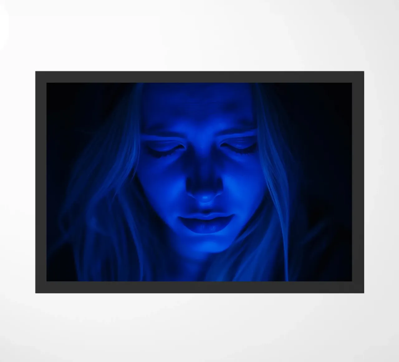 Donna con luce blu incandescente in introspezione in una stanza buia zerbino da DesignDoodle