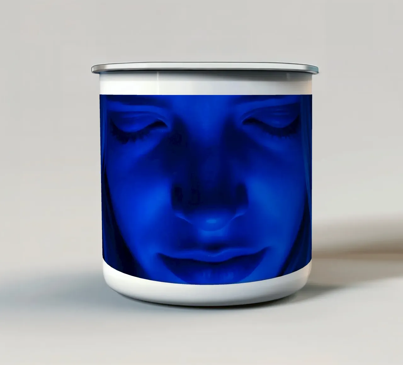 Donna con luce blu incandescente in introspezione in una stanza buia tazza in smalto da DesignDoodle