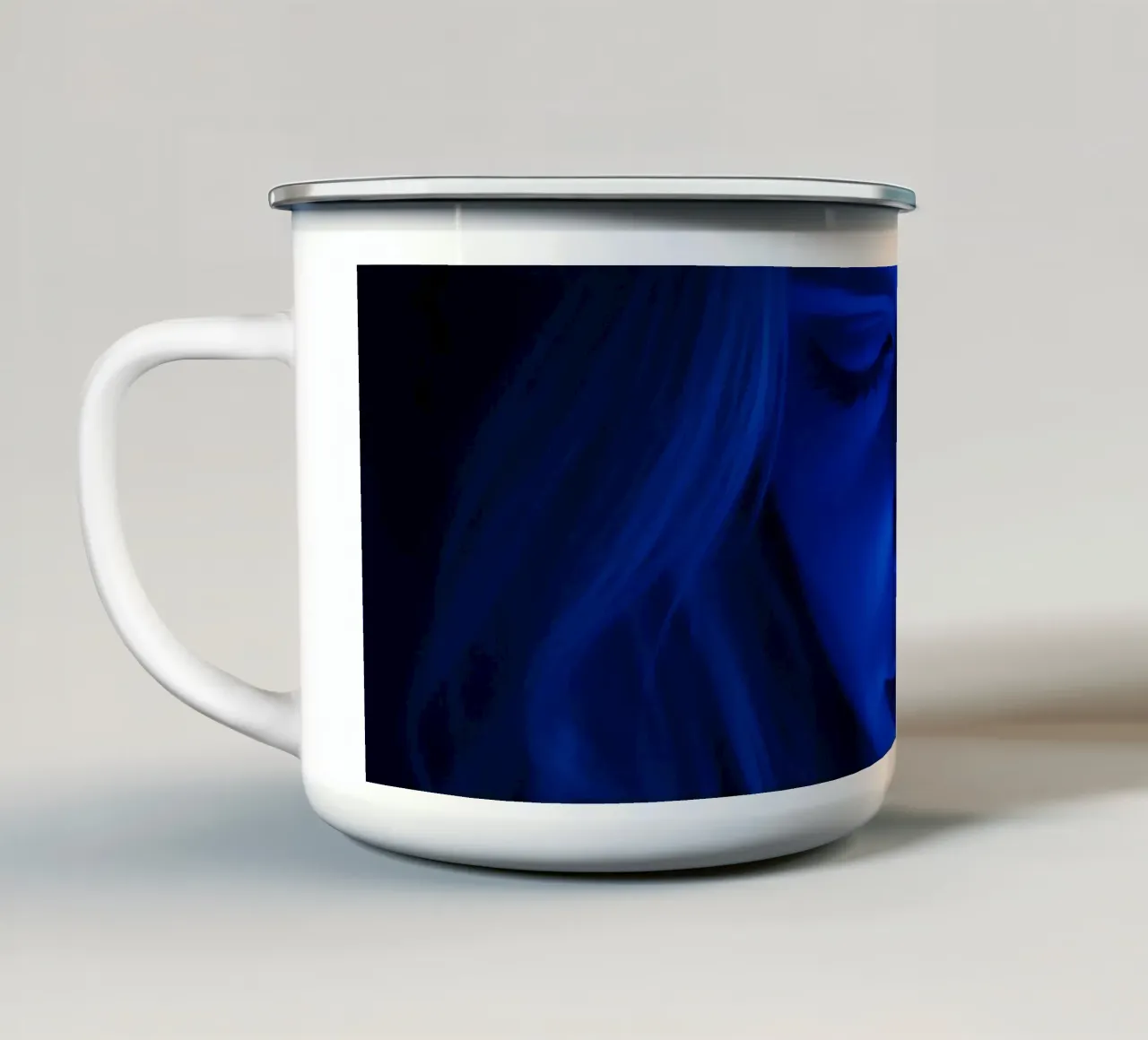 Donna con luce blu incandescente in introspezione in una stanza buia tazza in smalto da DesignDoodle