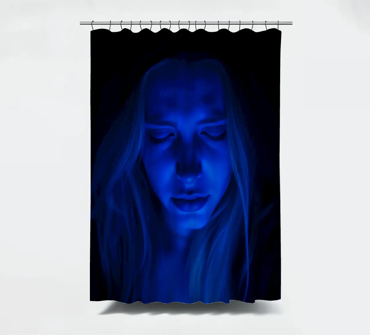 Donna con luce blu incandescente in introspezione in una stanza buia tenda da doccia da DesignDoodle