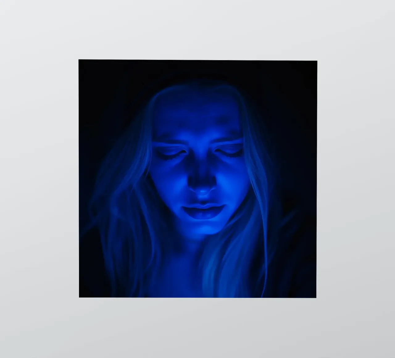 Donna con luce blu incandescente in introspezione in una stanza buia adesivo da DesignDoodle