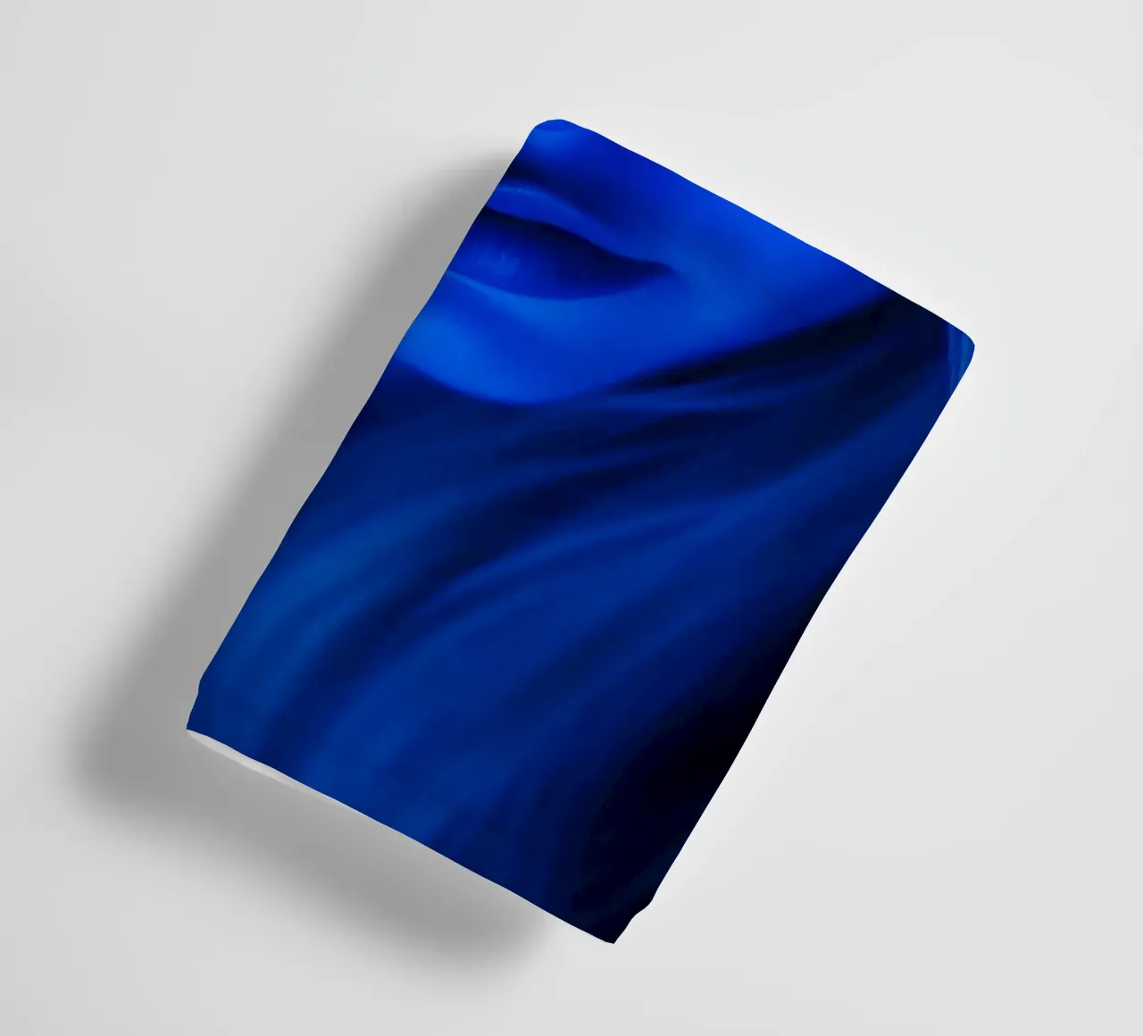 Donna con luce blu incandescente in introspezione in una stanza buia asciugamano da bagno da DesignDoodle