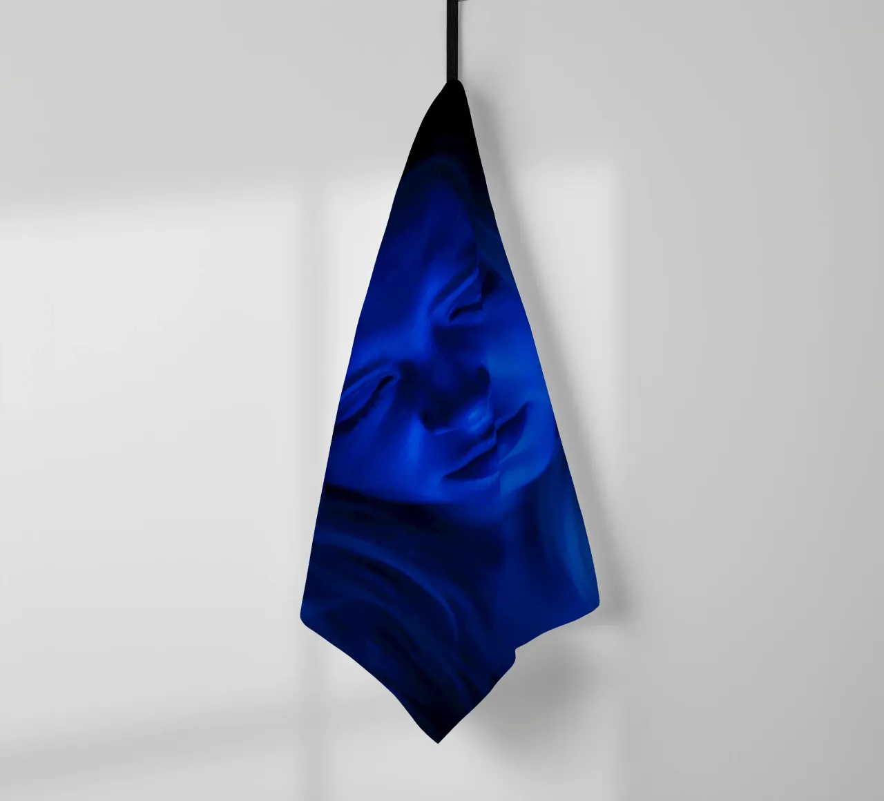 Donna con luce blu incandescente in introspezione in una stanza buia canovaccio da cucina da DesignDoodle
