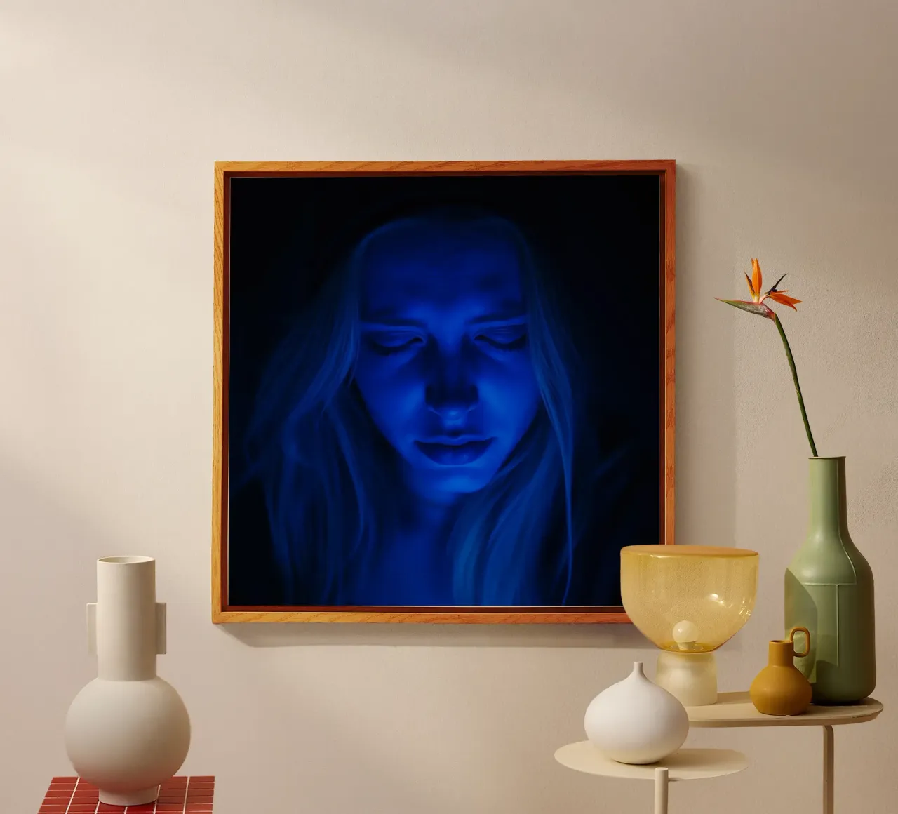 Donna con luce blu incandescente in introspezione in una stanza buia plexiglass da DesignDoodle