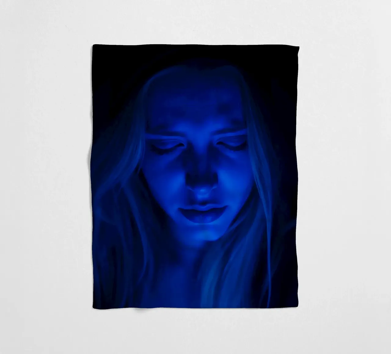 Donna con luce blu incandescente in introspezione in una stanza buia coperta in pile da DesignDoodle