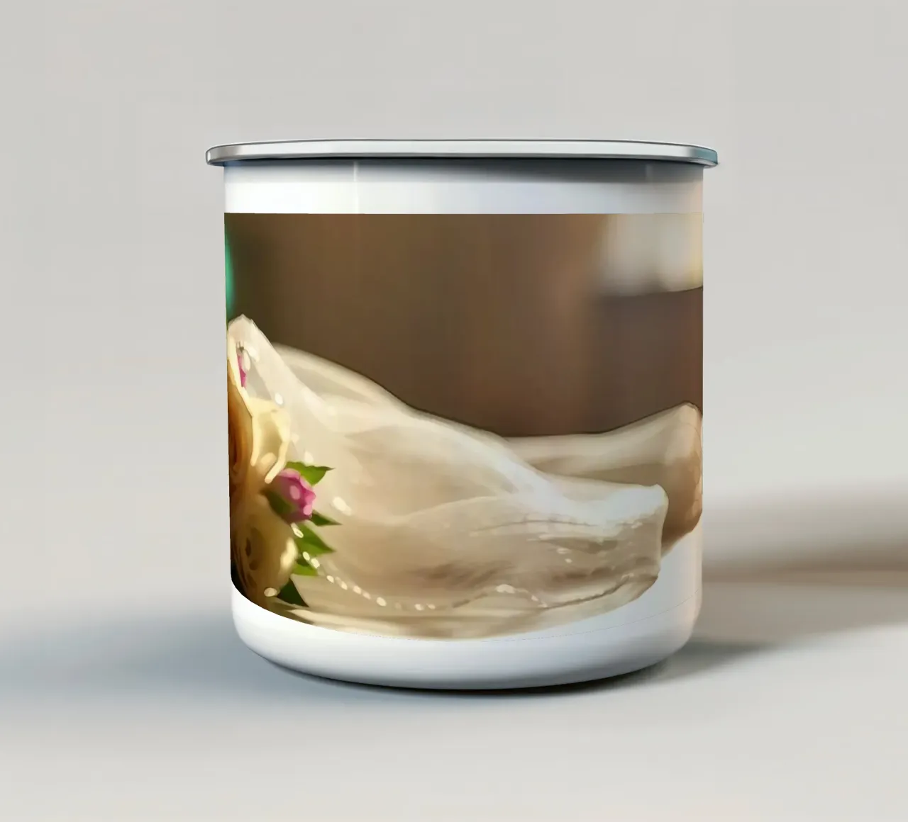 Elegant bruidsboeket rustend op een tafel emaille mok van DesignDoodle