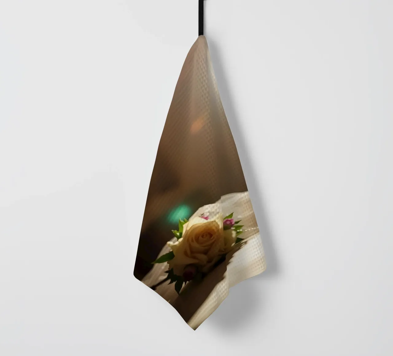 Bouquet de mariée élégant posé sur une table torchon de DesignDoodle