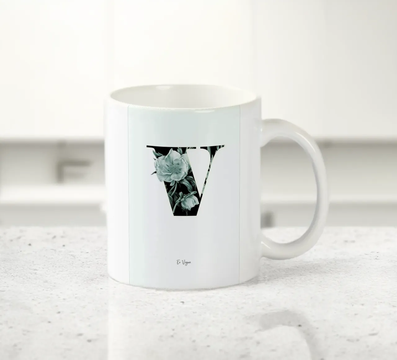 Flower Alphabet - V tazza in ceramica da Froilein Juno