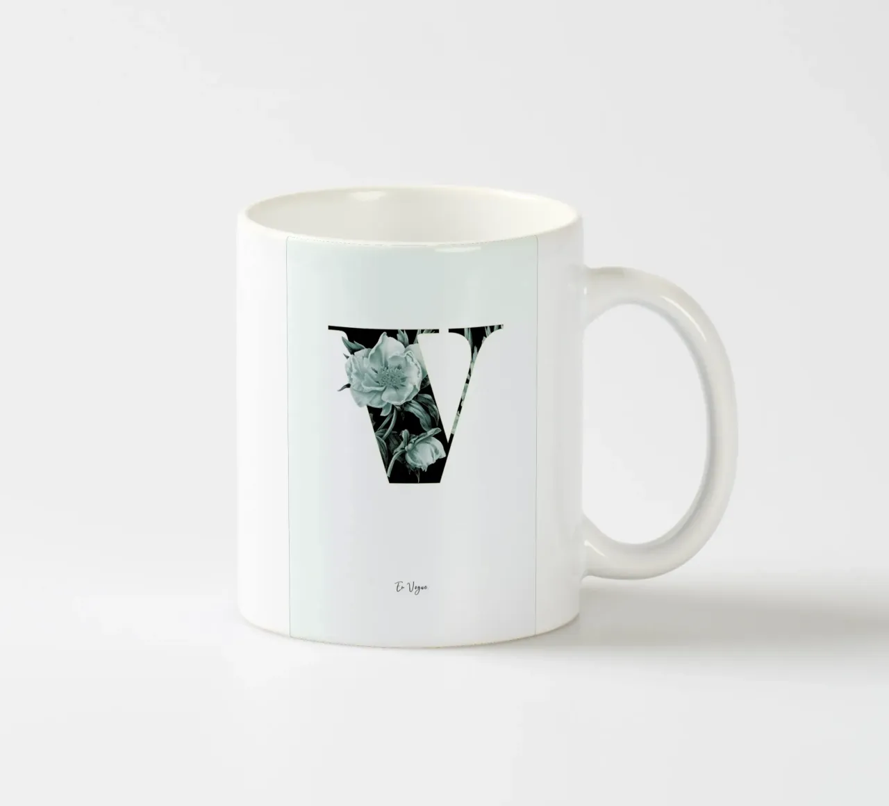 Flower Alphabet - V tazza in ceramica da Froilein Juno