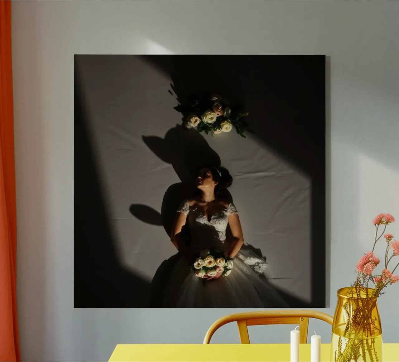 La sposa in abito elegante posa drammaticamente sotto una luce soffusa plexiglass da DesignDoodle