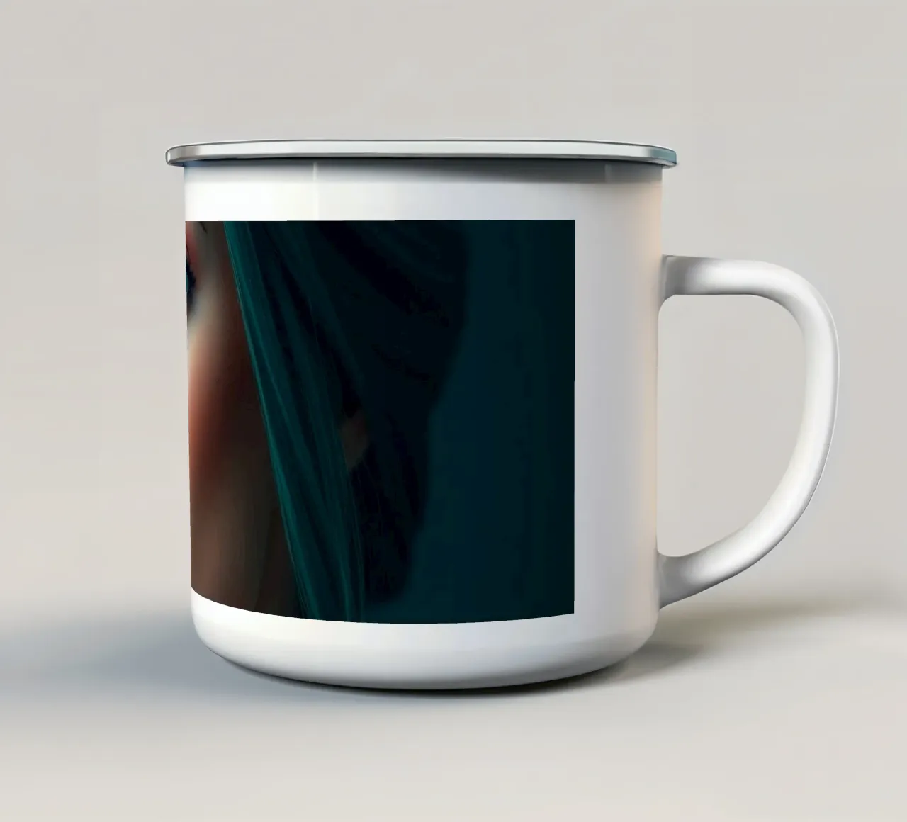 Ritratto di una donna con suggestivi capelli color turchese tazza in smalto da DesignDoodle