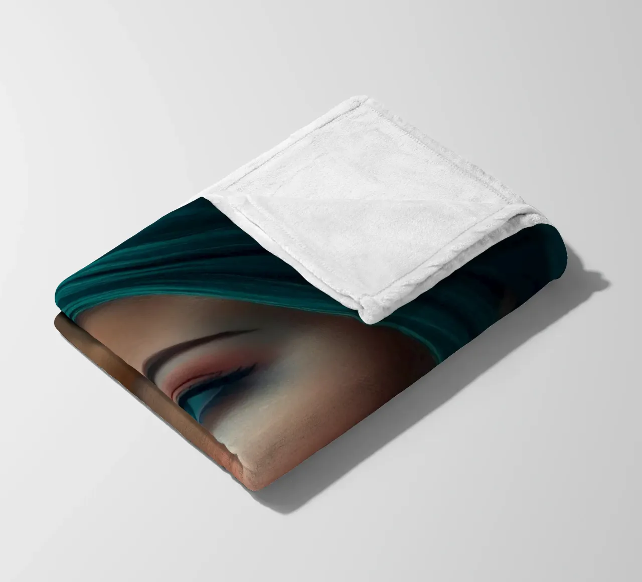 Ritratto di una donna con suggestivi capelli color turchese coperta in pile da DesignDoodle