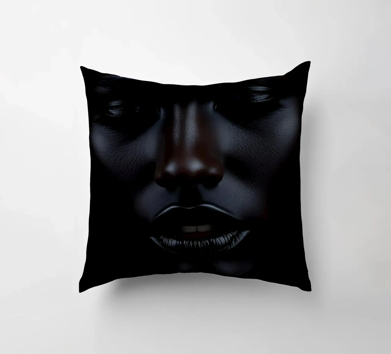 Portrait d'une femme noire aux traits marqués, éclairé coussin de DesignDoodle