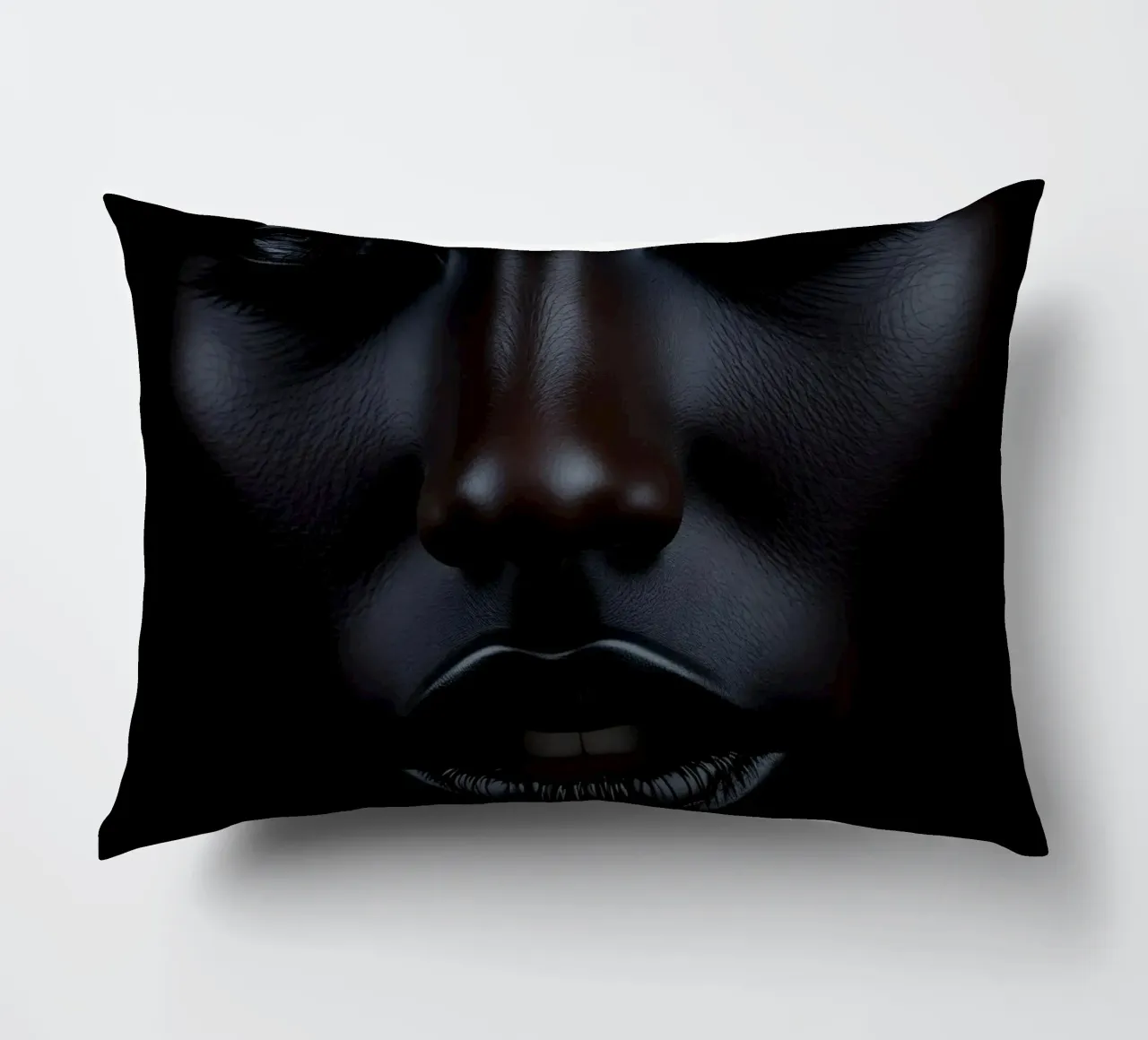 Portrait d'une femme noire aux traits marqués, éclairé coussin de DesignDoodle