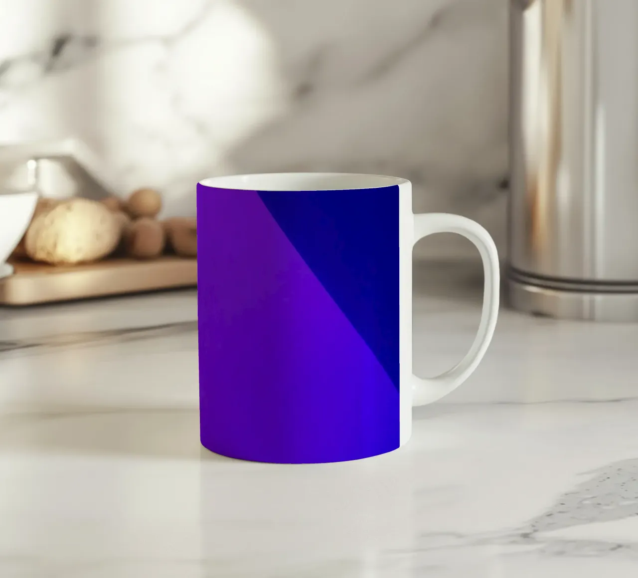 Luminosi motivi luminosi astratti viola e blu tazza in ceramica da DesignDoodle