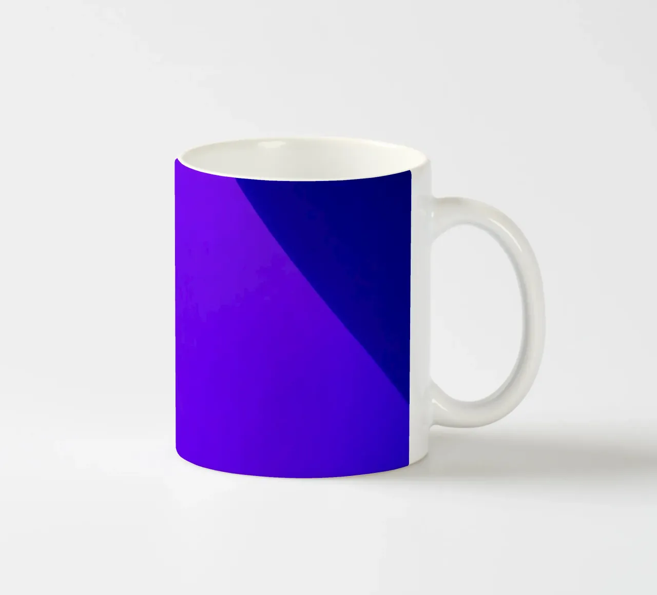 Luminosi motivi luminosi astratti viola e blu tazza in ceramica da DesignDoodle