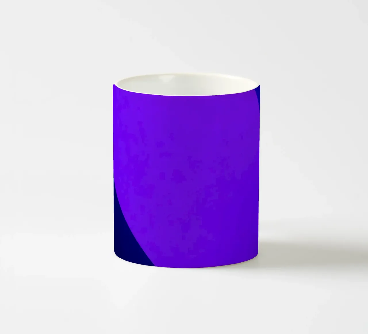 Luminosi motivi luminosi astratti viola e blu tazza in ceramica da DesignDoodle