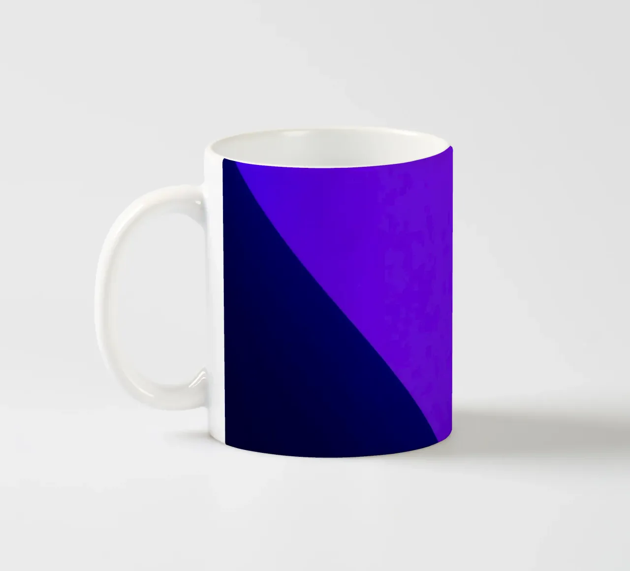 Luminosi motivi luminosi astratti viola e blu tazza in ceramica da DesignDoodle