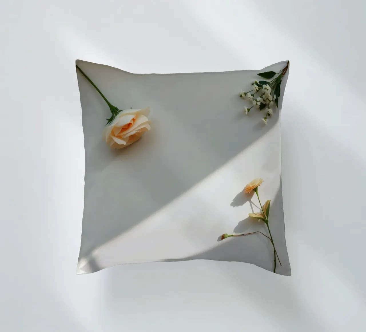 Delicata composizione di fiori su una superficie leggera cuscino da DesignDoodle