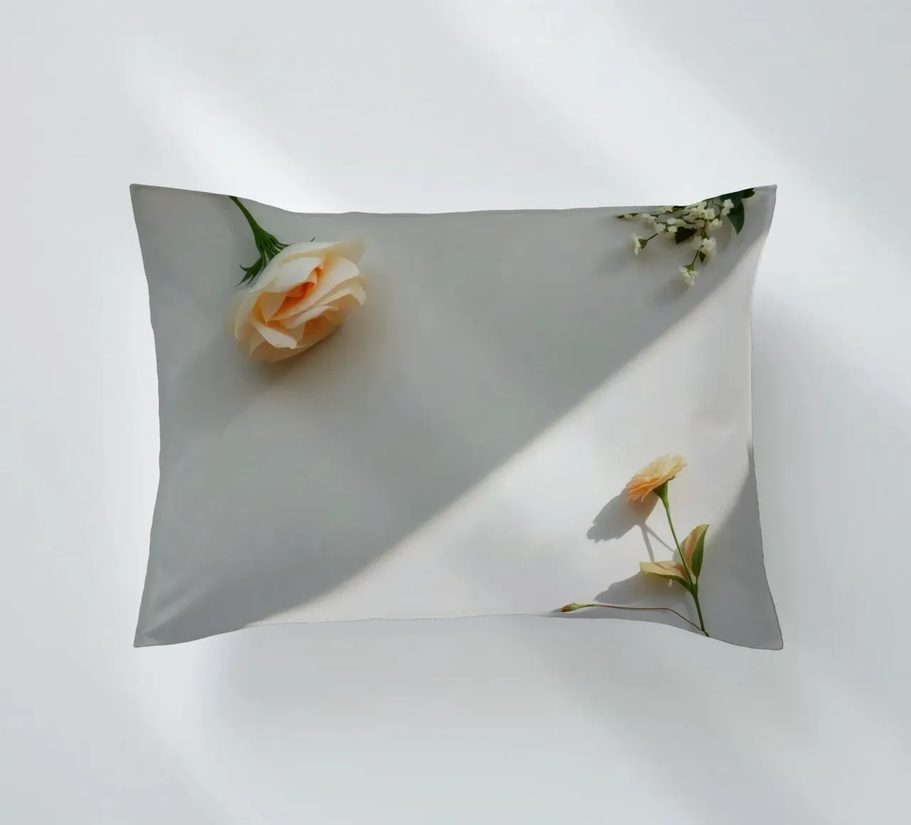 Delicata composizione di fiori su una superficie leggera cuscino da DesignDoodle
