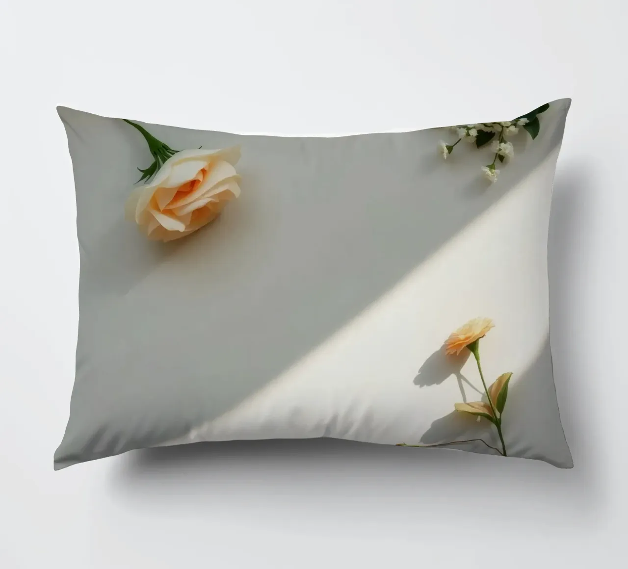 Delicata composizione di fiori su una superficie leggera cuscino da DesignDoodle