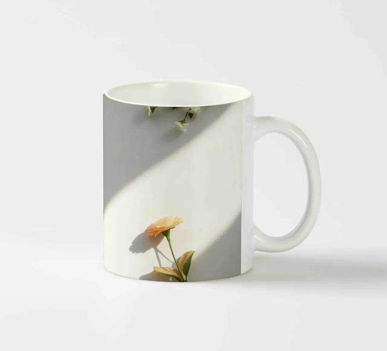Delicata composizione di fiori su una superficie leggera tazza in ceramica da DesignDoodle