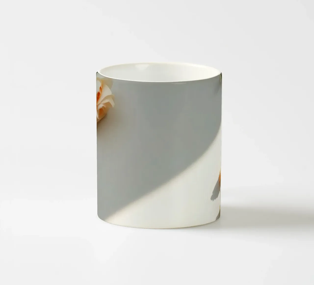 Delicata composizione di fiori su una superficie leggera tazza in ceramica da DesignDoodle