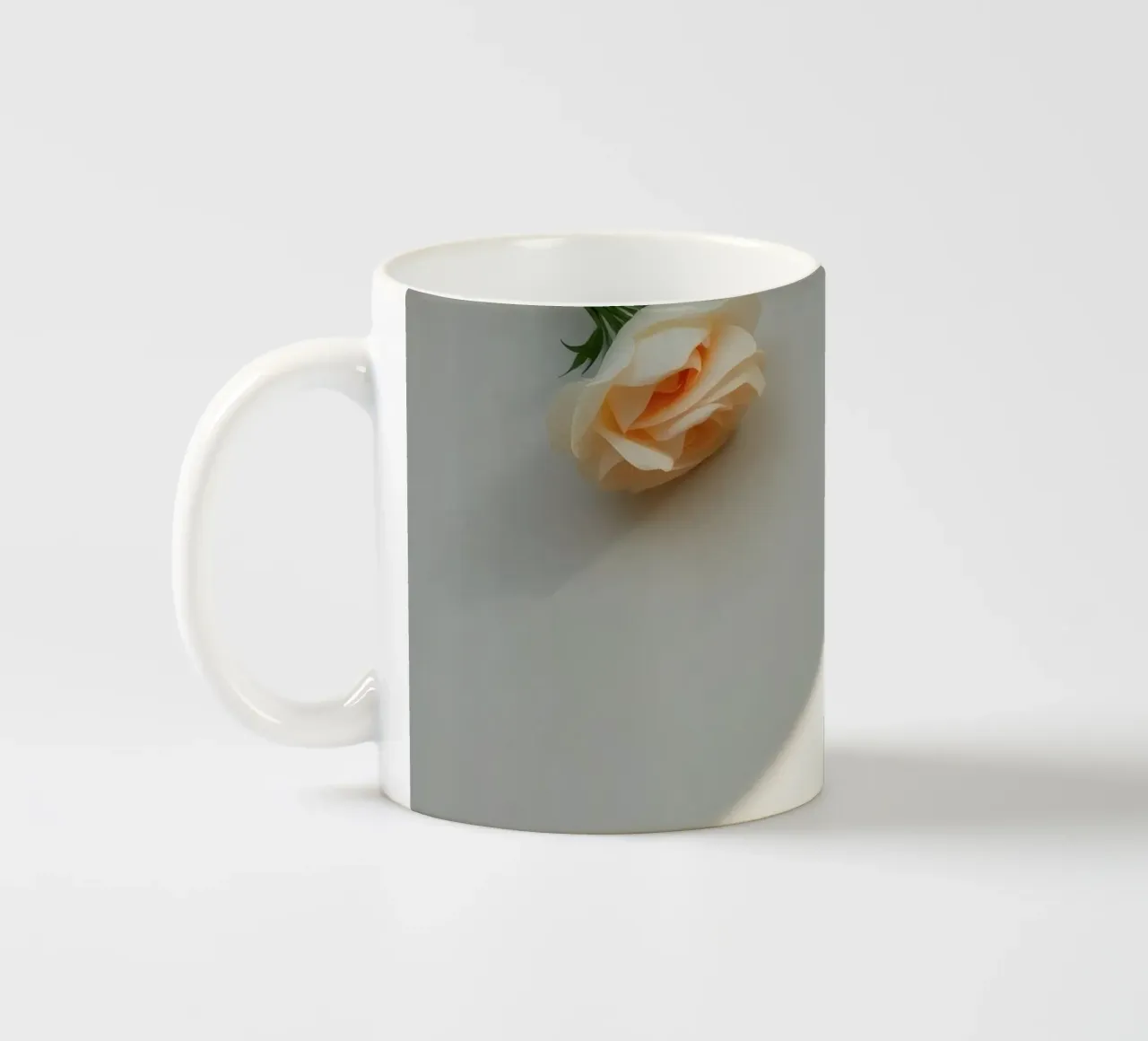 Delicata composizione di fiori su una superficie leggera tazza in ceramica da DesignDoodle