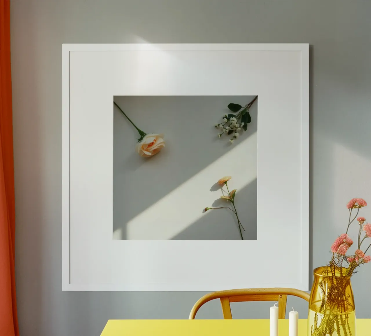 Delicata composizione di fiori su una superficie leggera carta hahnemühle da DesignDoodle