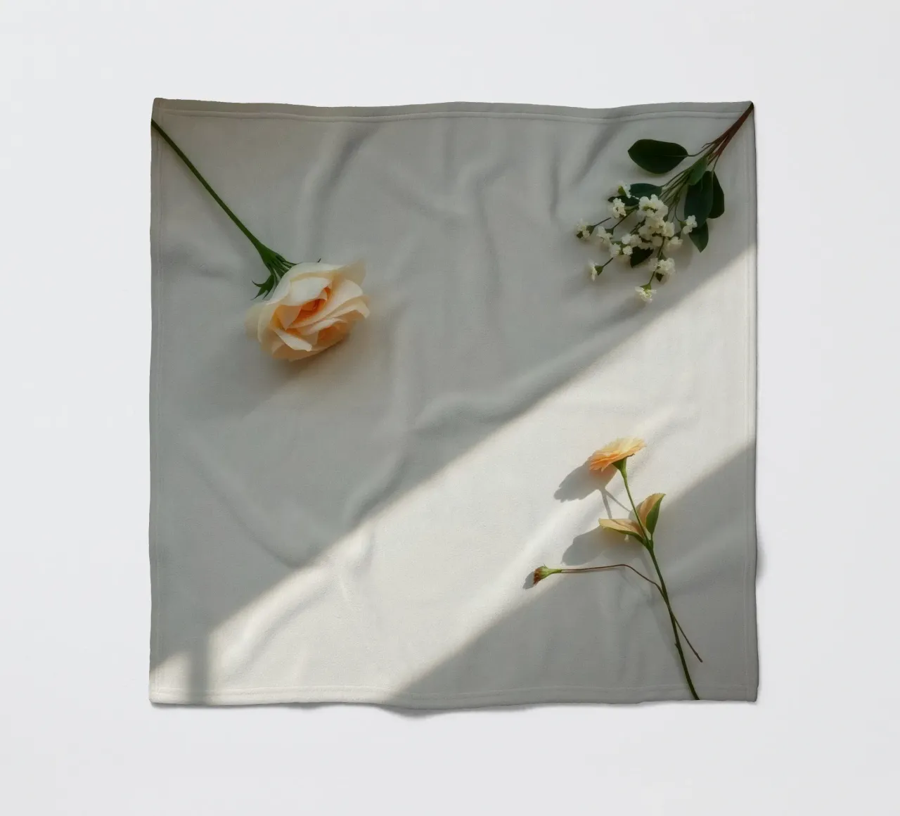 Delicata composizione di fiori su una superficie leggera coperta in pile da DesignDoodle