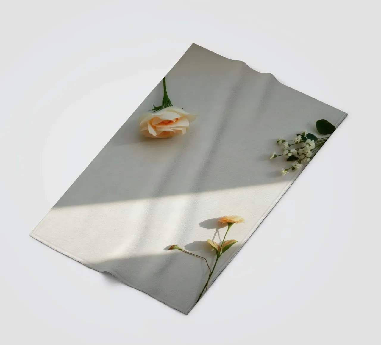 Delicata composizione di fiori su una superficie leggera coperta in pile da DesignDoodle
