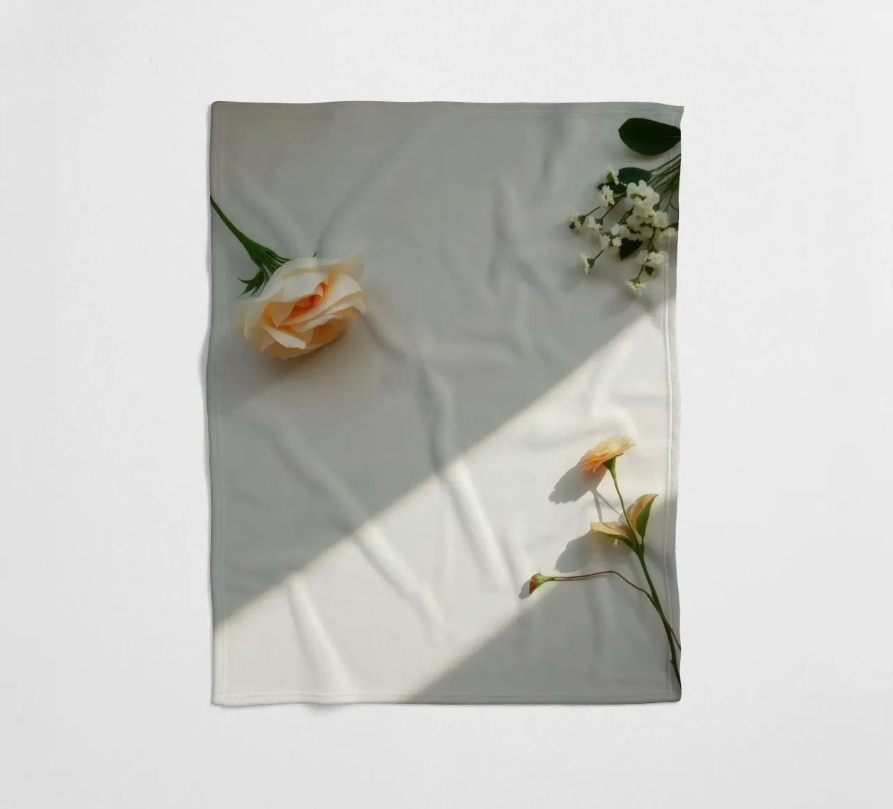 Delicata composizione di fiori su una superficie leggera coperta in pile da DesignDoodle
