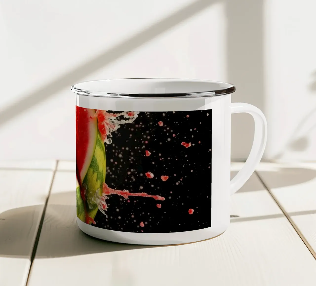 Affettare un cocomero crea uno spruzzo rinfrescante tazza in smalto da DesignDoodle