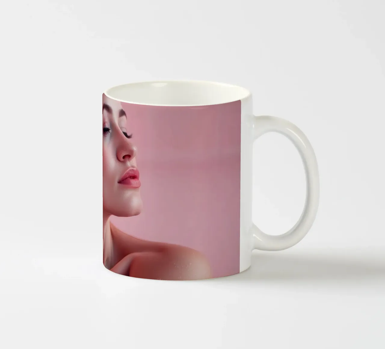 Esperienza di bagno rilassante in un ambiente rosa e sereno tazza in ceramica da DesignDoodle
