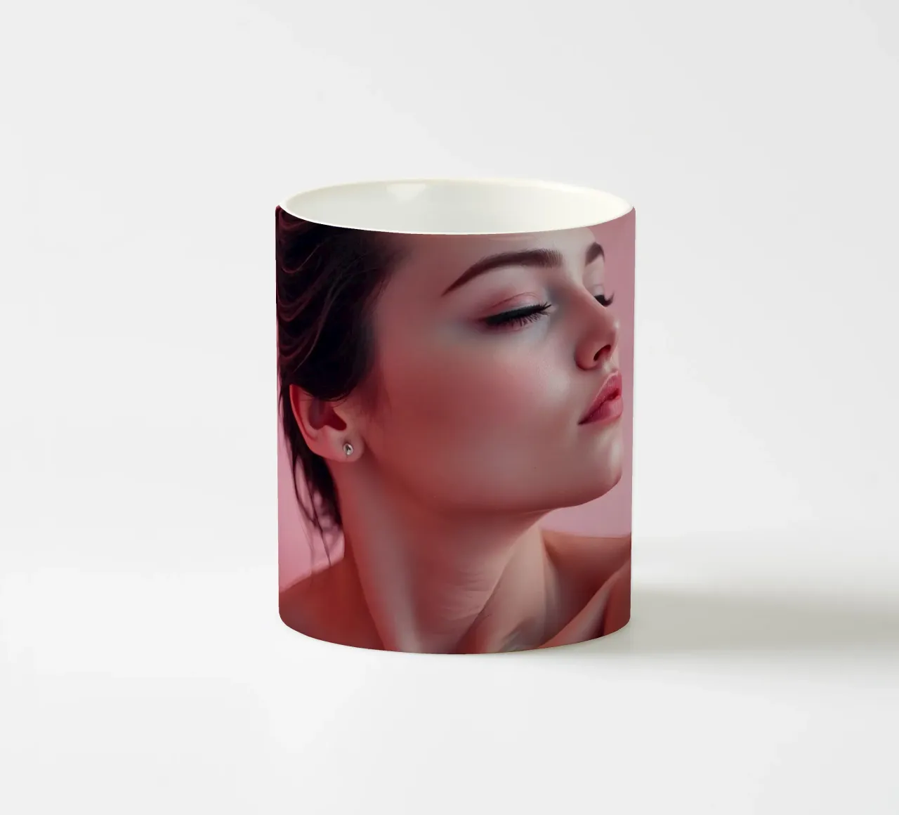 Esperienza di bagno rilassante in un ambiente rosa e sereno tazza in ceramica da DesignDoodle