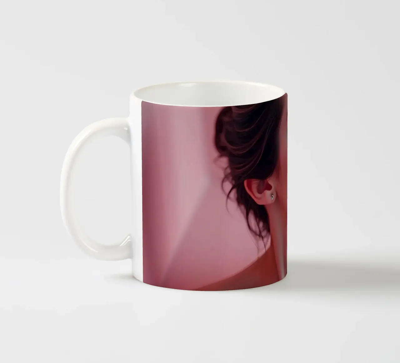 Esperienza di bagno rilassante in un ambiente rosa e sereno tazza in ceramica da DesignDoodle