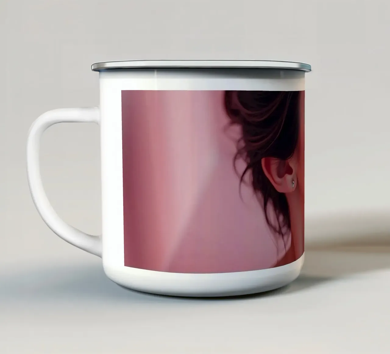 Esperienza di bagno rilassante in un ambiente rosa e sereno tazza in smalto da DesignDoodle