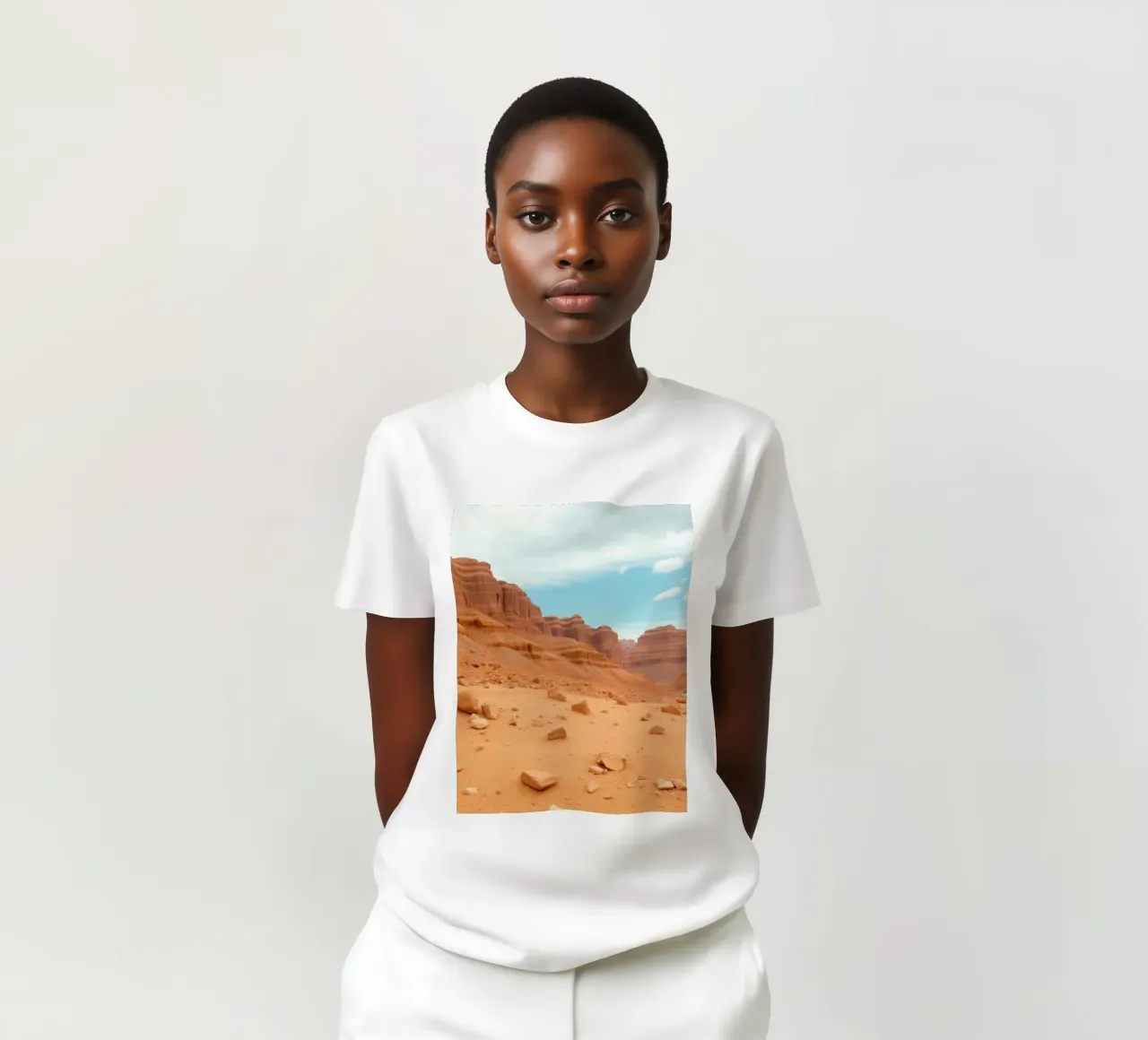 Paesaggio di rocce rosse con formazioni drammatiche t-shirt da DesignDoodle