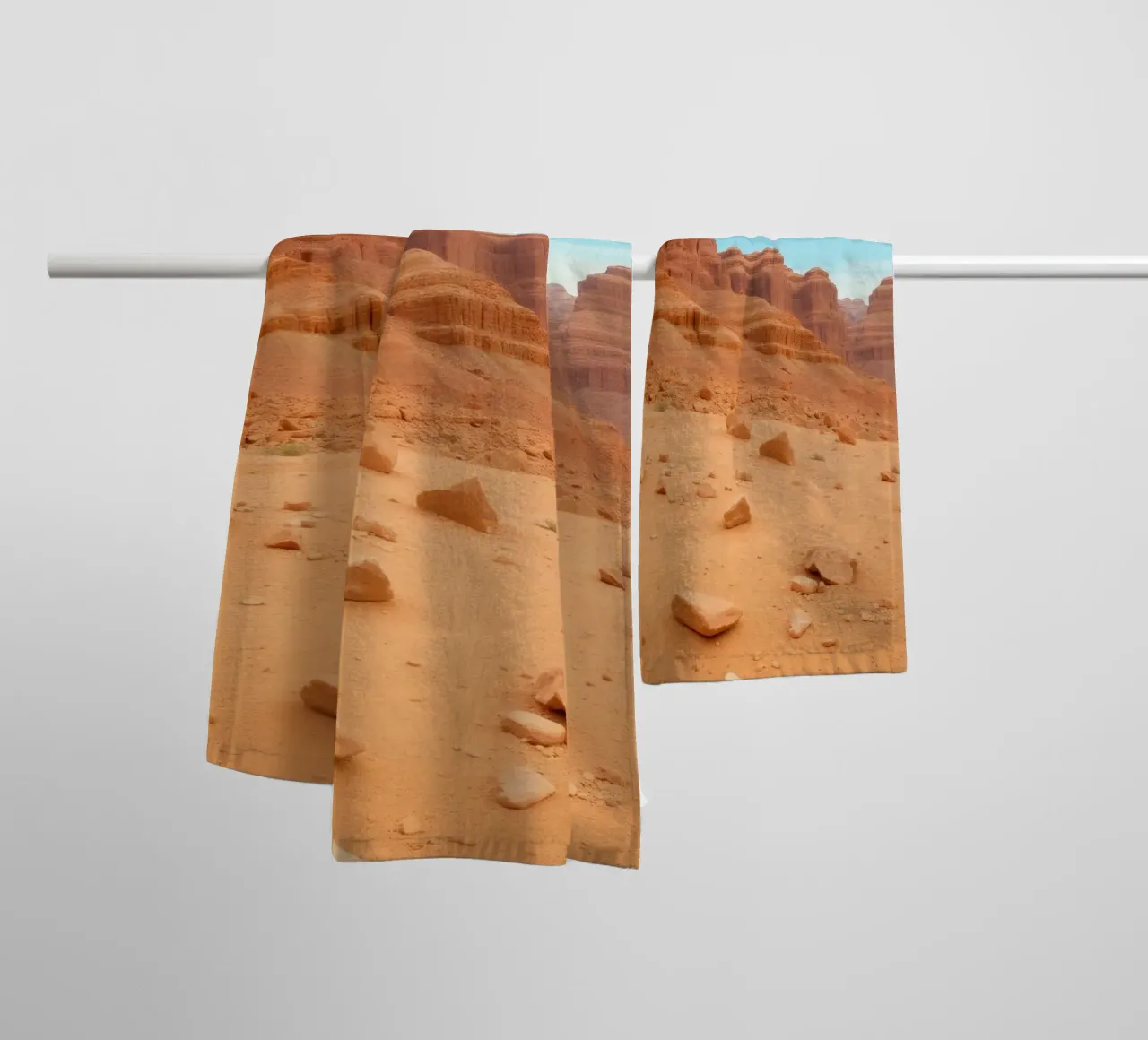 Paesaggio di rocce rosse con formazioni drammatiche asciugamano da bagno da DesignDoodle
