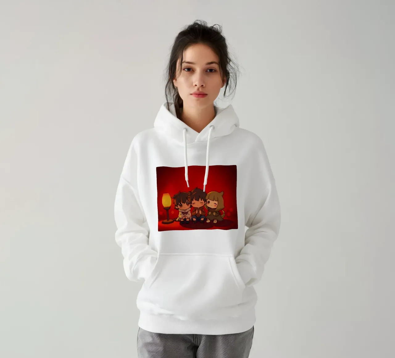 Affascinante trio animato che si gode un momento di intimità accanto a un caldo fuoco felpa con cappuccio da DesignDoodle