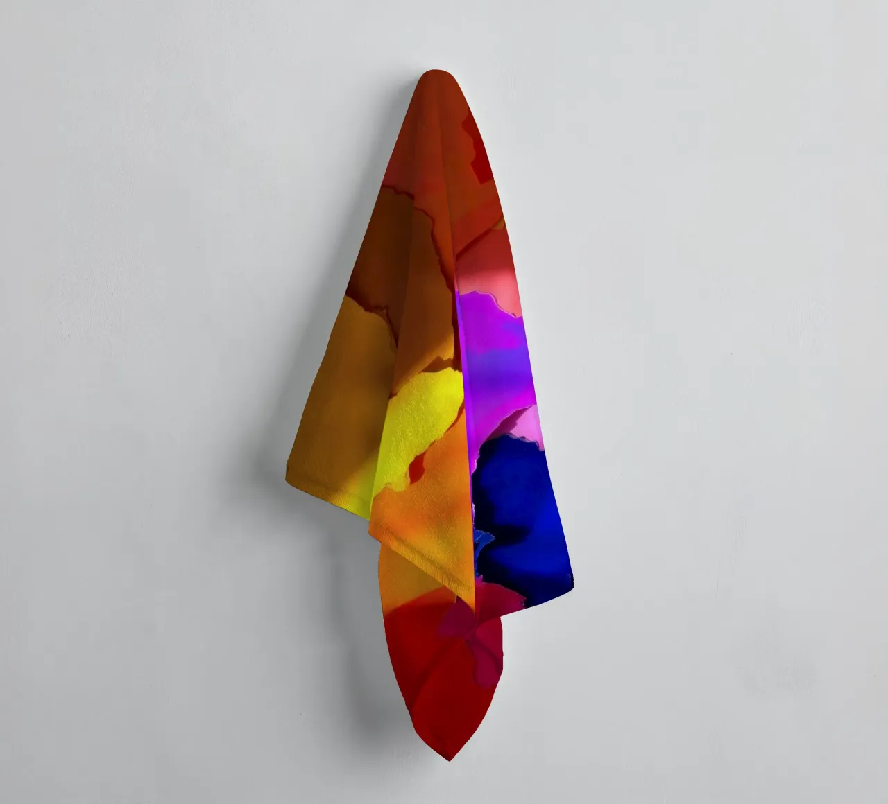 Collage astratto di carta colorata con riflessi di luce asciugamano da bagno da DesignDoodle